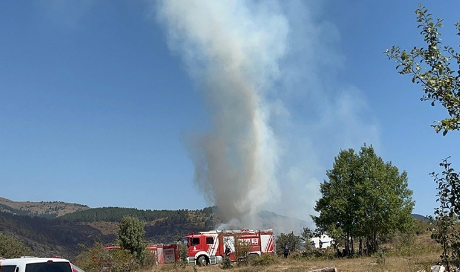 Alevlerin tekrardan göğe yükseldiği köyde vatandaşlar huzursuz: ‘Çok korktuk, otomobilde yatıyoruz’