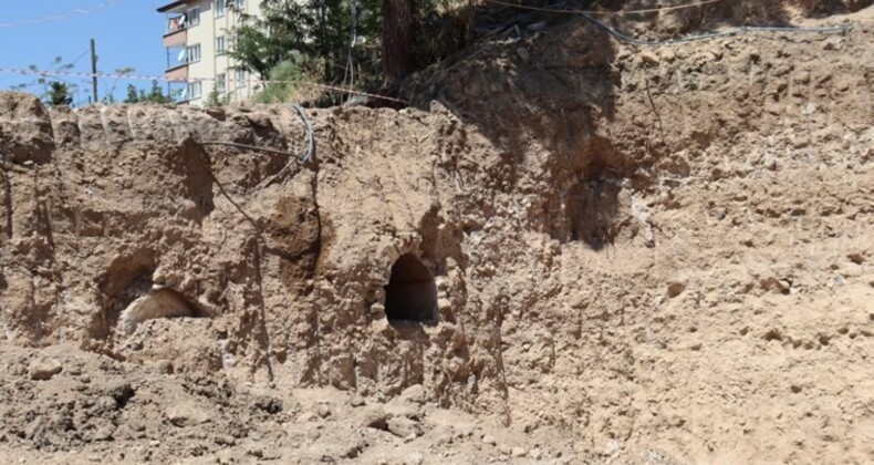 Amasya’da temel kazısında Roma Dönemi’ne ait 3 eski mezar bulundu