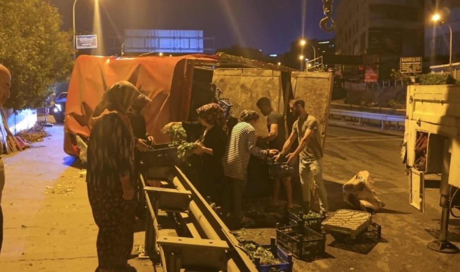 Ankara’da Trafik Kazası: Kamyonet Devrildi, İki Yaralı