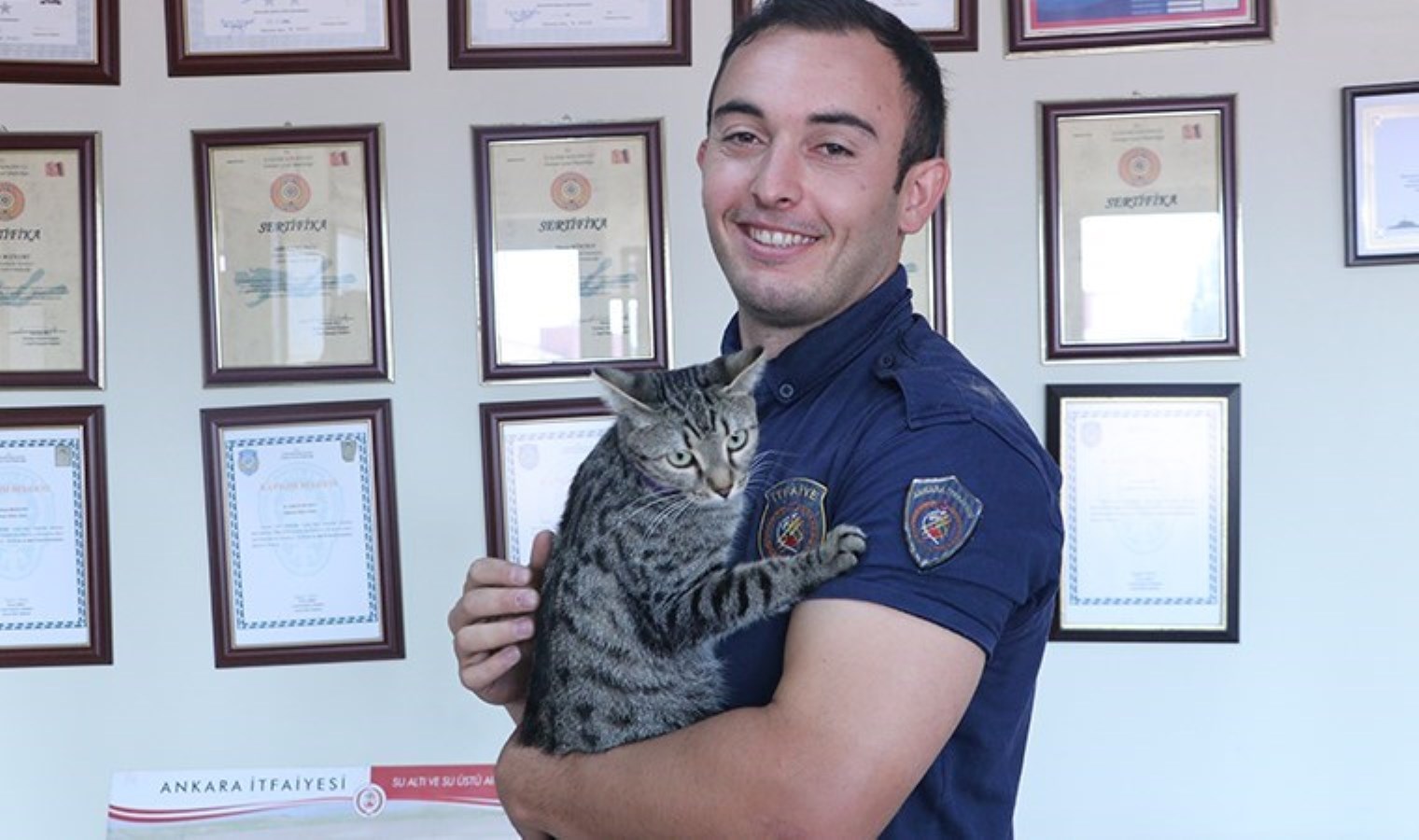 Ankaralı itfaiyeci, deprem enkazından kurtardığı ‘Maraş’ ile yaşıyor