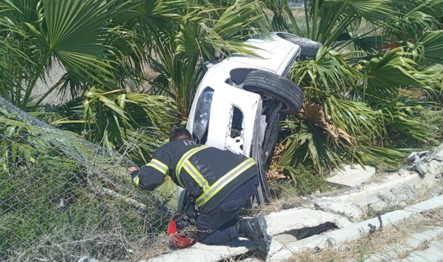 Antakya’da feci kaza! Araç yol kenarına uçtu: 3 yaralı