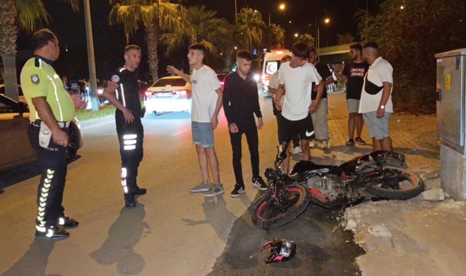 Antalya’da hareketli gece… Uygulamadan kaçıp ters yola girdi, sivil polise ve yayaya çarptı: 3 yaralı