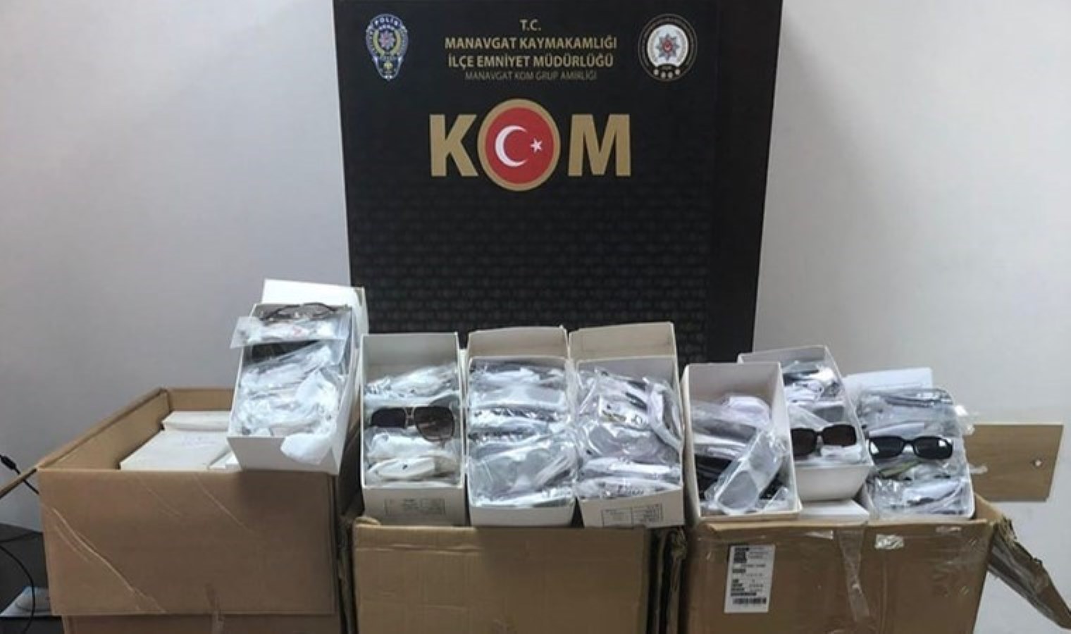 Antalya’nın 4 ilçesinde kaçakçılık operasyonu: Çok sayıda eser ele geçirildi