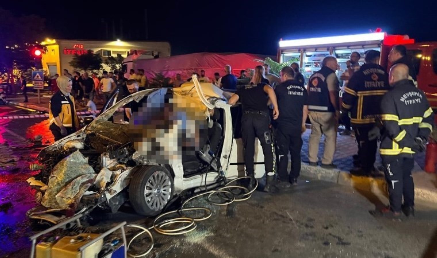 Araba TIR’a arttan çarptı: 2 kardeş öldü, 3 kişi yaralandı