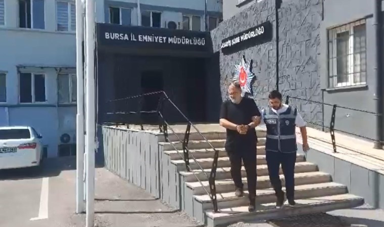 Aranan hükümlü çiğköfte yerken yakalandı: Bitirmek için izin istedi