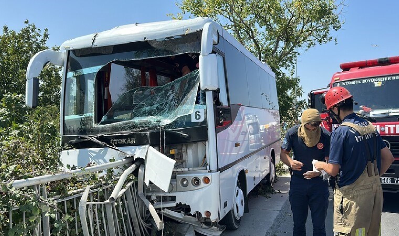 Arnavutköy’de şehir hastanesi çalışanlarını taşıyan servis kazaya karıştı: 5 emekçi yaralı