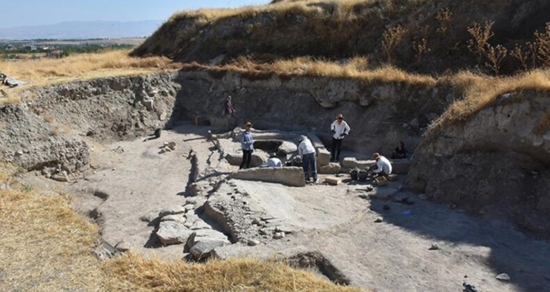 Arslantepe Höyüğü’nde 7 bin yıllık hayvan figürlü mühürler bulundu