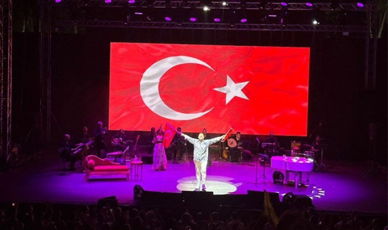 Ata Demirer’in 30 Ağustos coşkusu! Sahnesinde Türk bayrağı dalgalandırdı