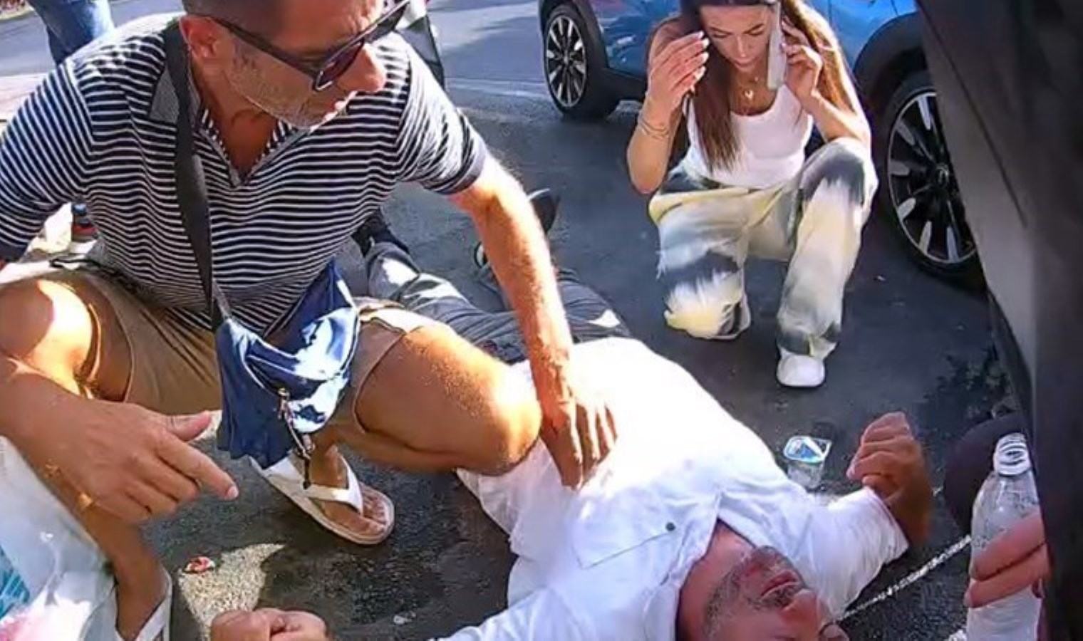 Avcılar’da hareketli anlar: Kazada yaralanan scooter sürücüsüne doktordan müdahale