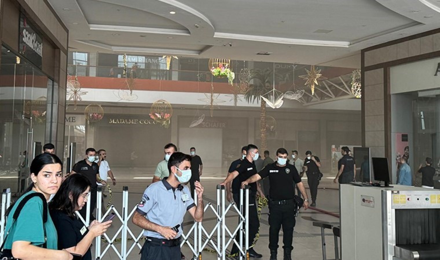 AVM’de mağazada yangın paniği: 4 kişi dumandan etkilendi