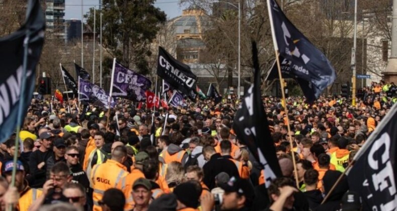 Avustralya’da on binlerce işçi, hükümetin sendika yönetimine el koymasını protesto etti