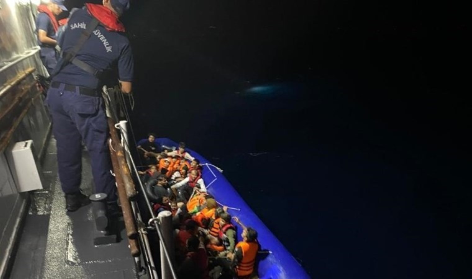 Ayvalık’ta 32 Kaçak Göçmen Yakalandı