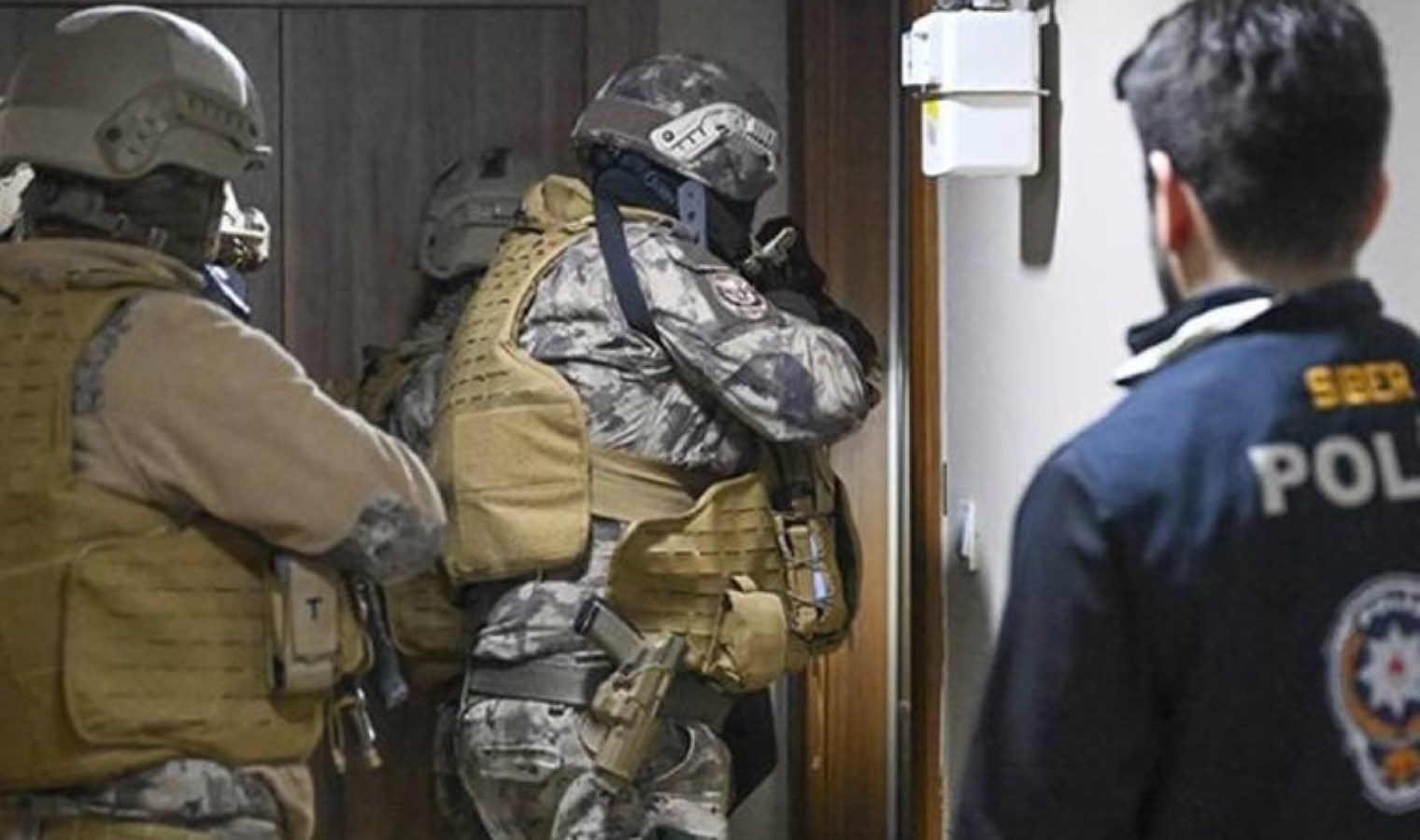 Bakan Ali Yerlikaya duyurdu… 23 ilde ‘Siberağ-3 operasyonu: Onlarca şüpheli yakalandı!