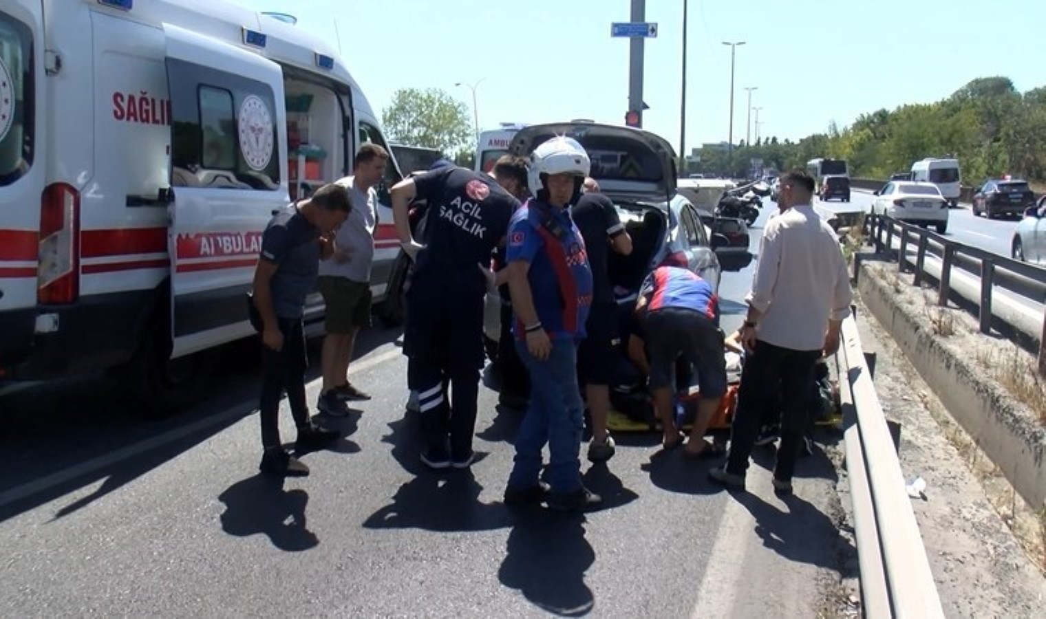 Bakırköy’de iki otomobil çarpıştı: Trafik durma noktasına geldi!