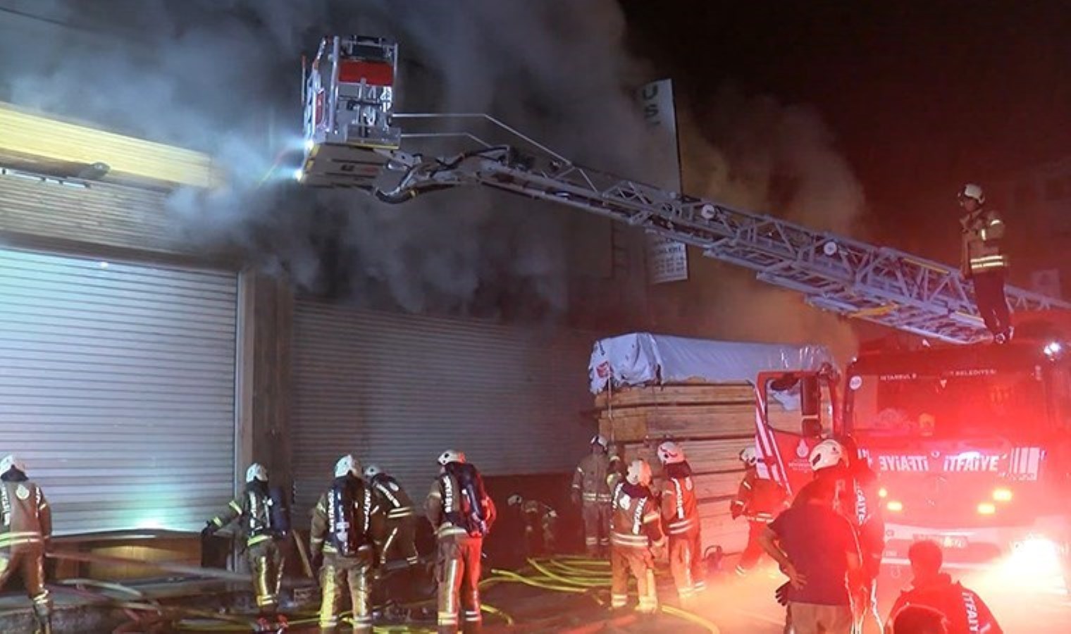 Başakşehir’de mobilya atölyesinde yangın paniği!