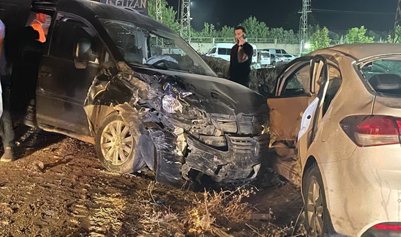 Batman’da hafif ticari araç ile otomobil çarpıştı: 8 yaralı