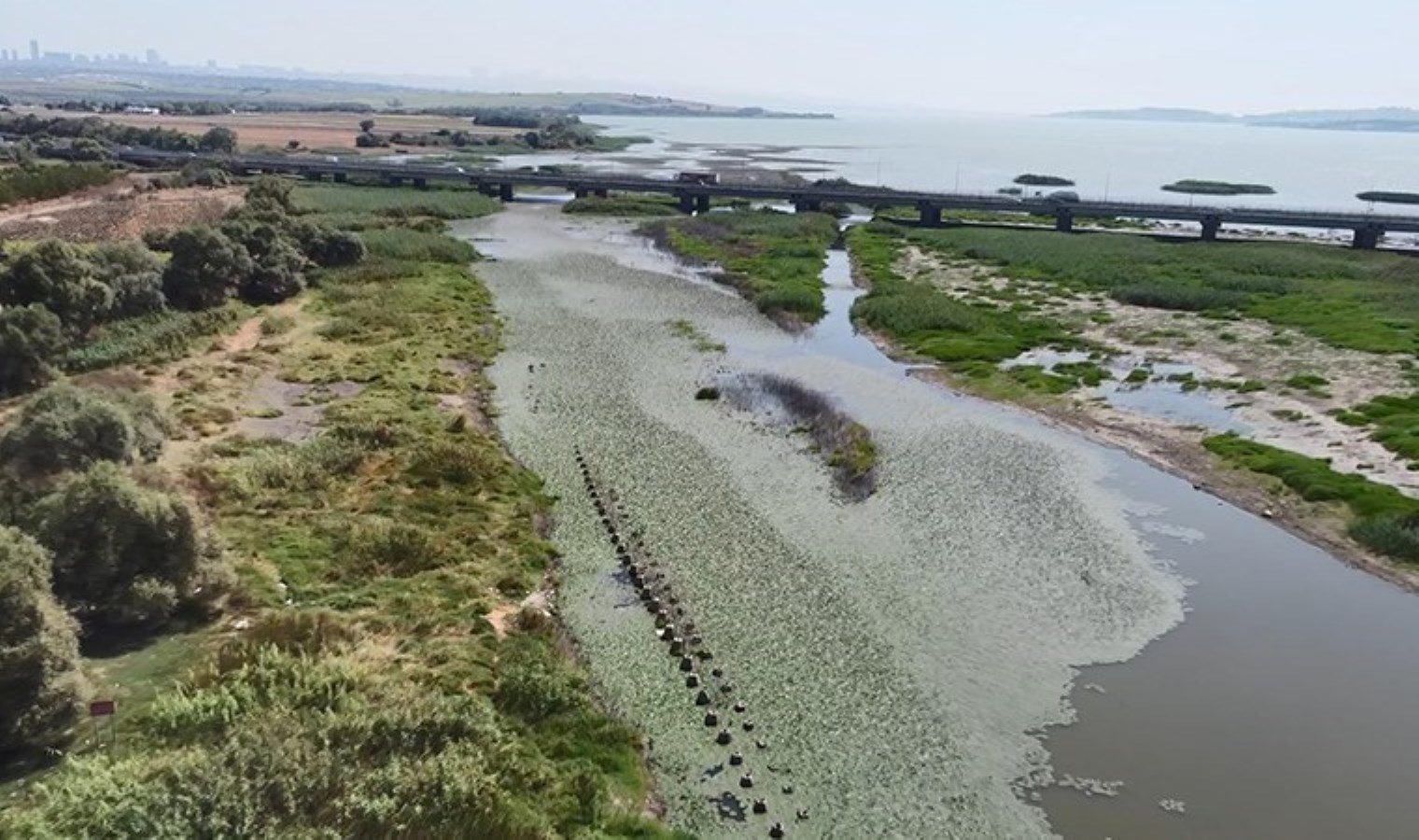 Büyükçekmece Baraj Gölü’nde tedirgin eden görüntü: Su seviyesi düştü, Tarihi Çakmak Hattı ortaya çıktı