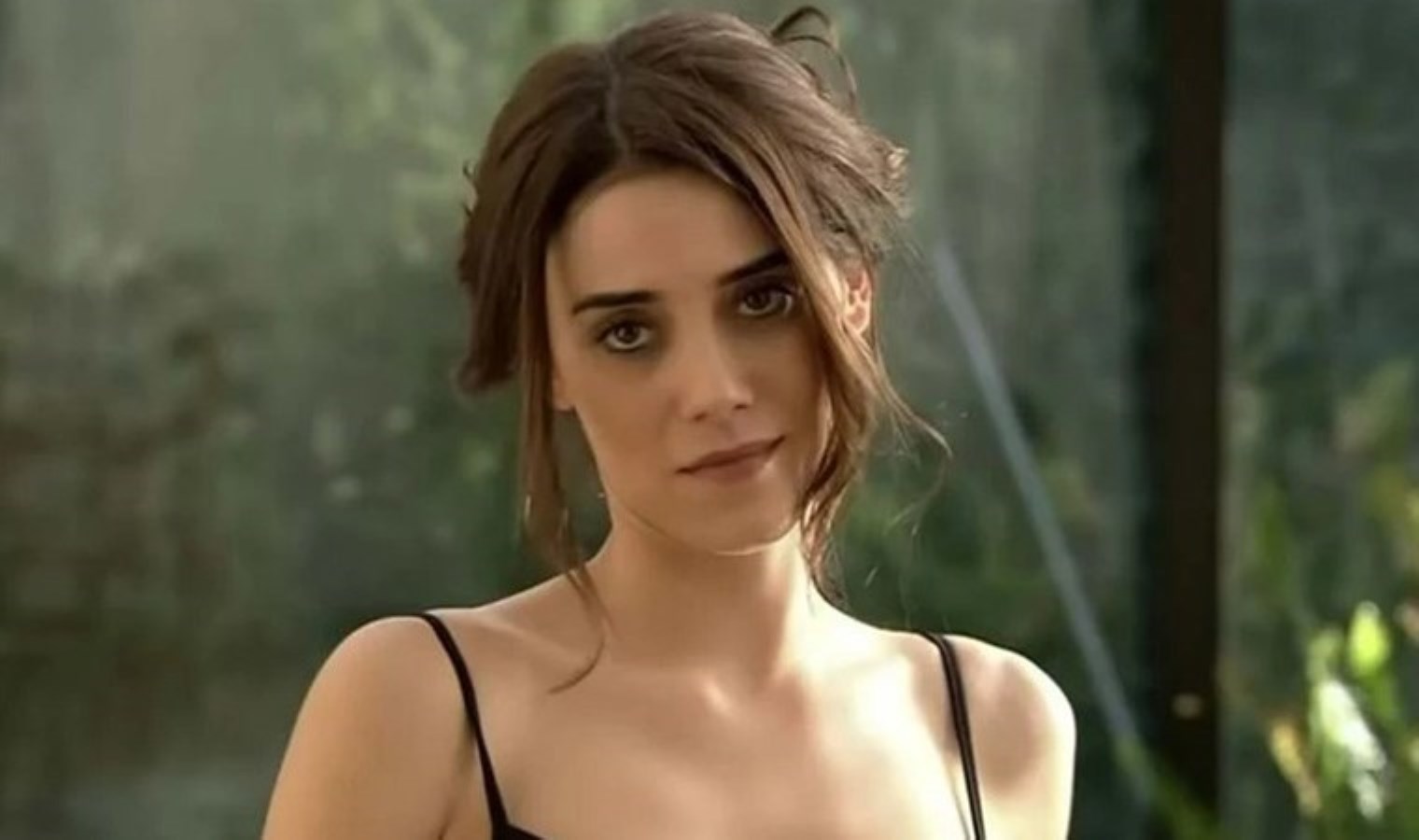 Cansu Dere’yi utandıran soru: Bir erkekte aradığı kriterler nedir?