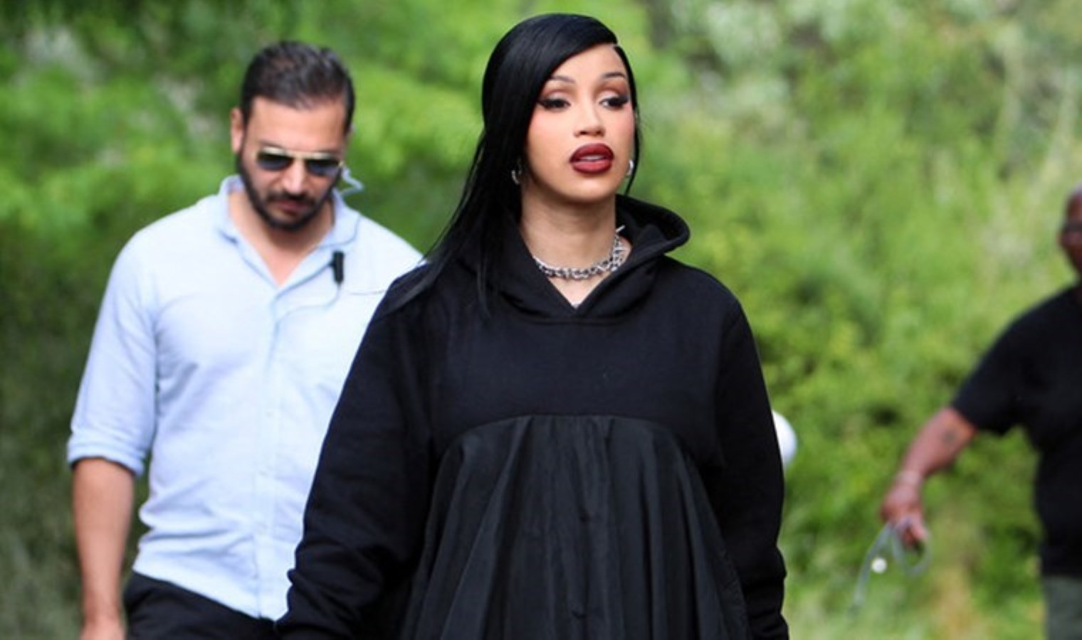 Cardi B’den cilt beyazlattığı suçlamasına cevap: ‘Hamilelikten!’