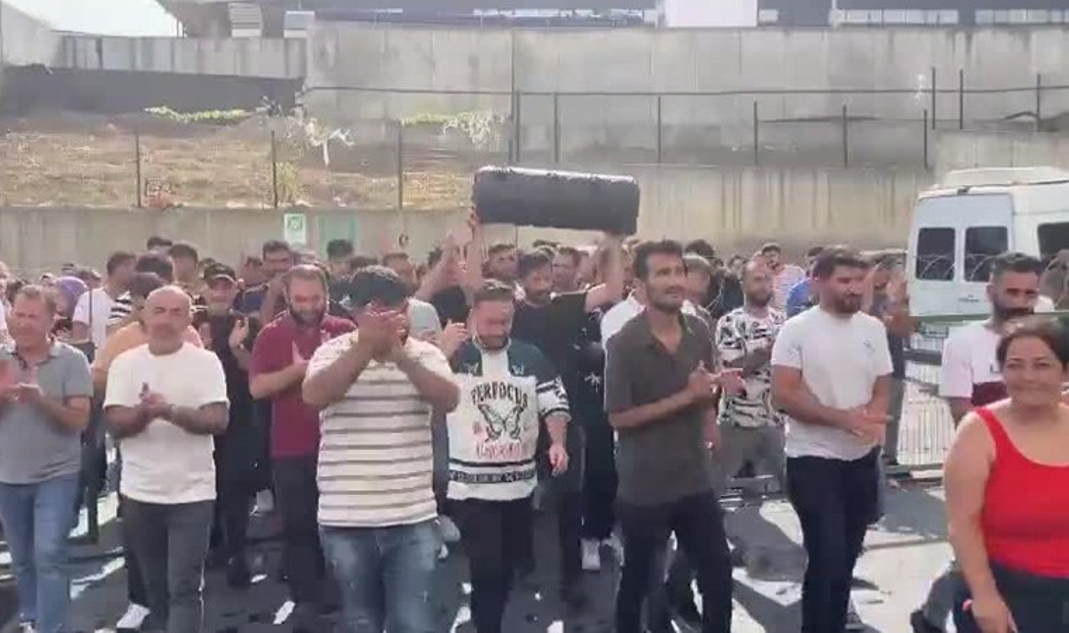 CarrefourSA’nın taşeron depo işçilerinin eylemi 17’nci gününde kazanımla sonuçlandı