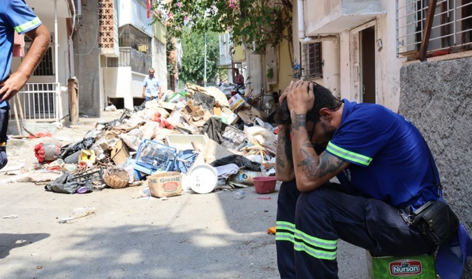 Çöp konutu temizleyen emekçi kötüleşerek hastanelik oldu