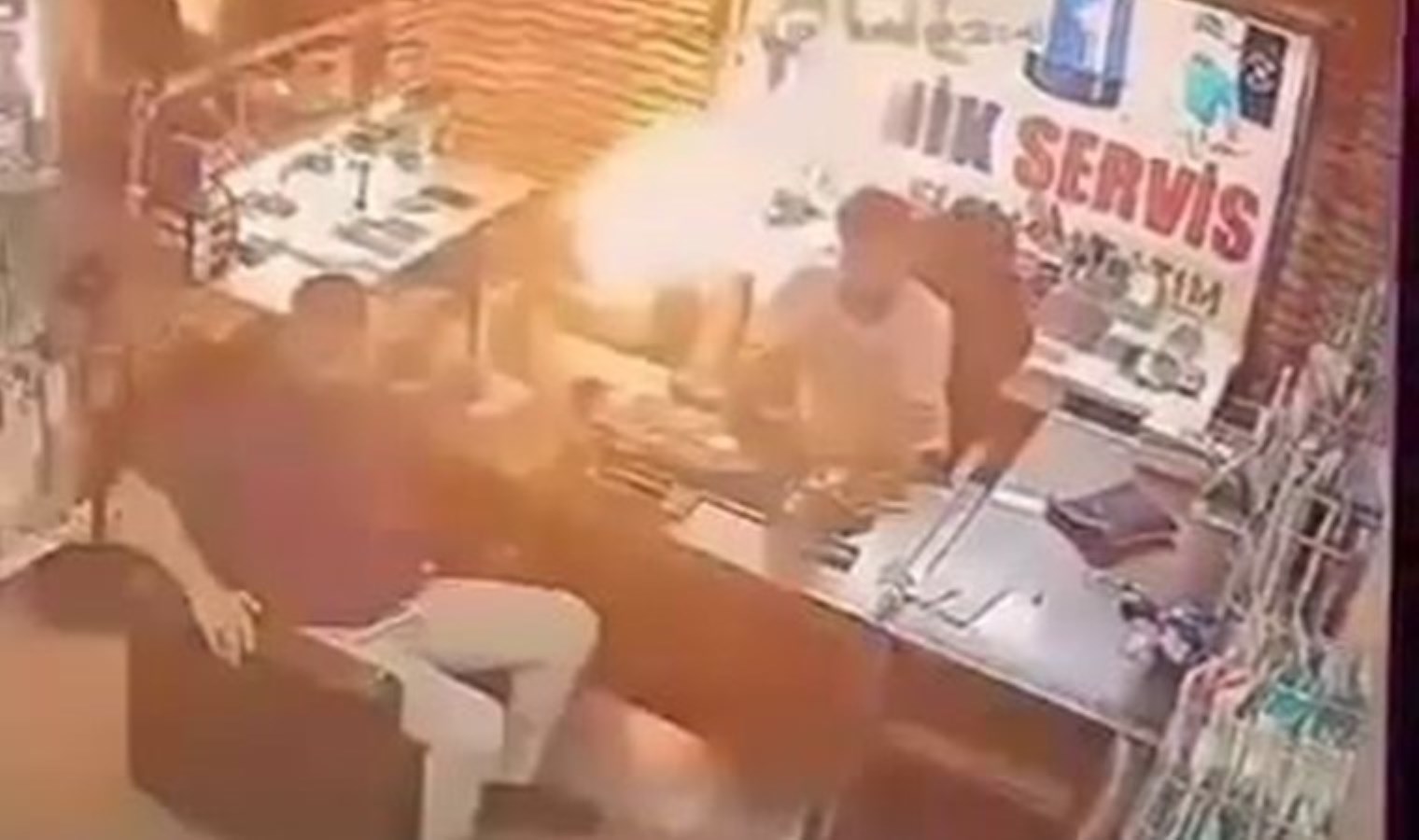 Cumhuriyet Mahallesi’ndeki Cep Telefonu Patlaması Korkuttu