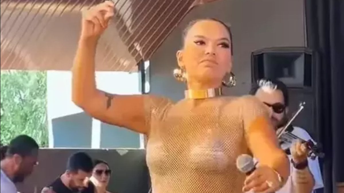 Demet Akalın’ın Cesur Sahne Performansı ve Gülşen Eleştirisi