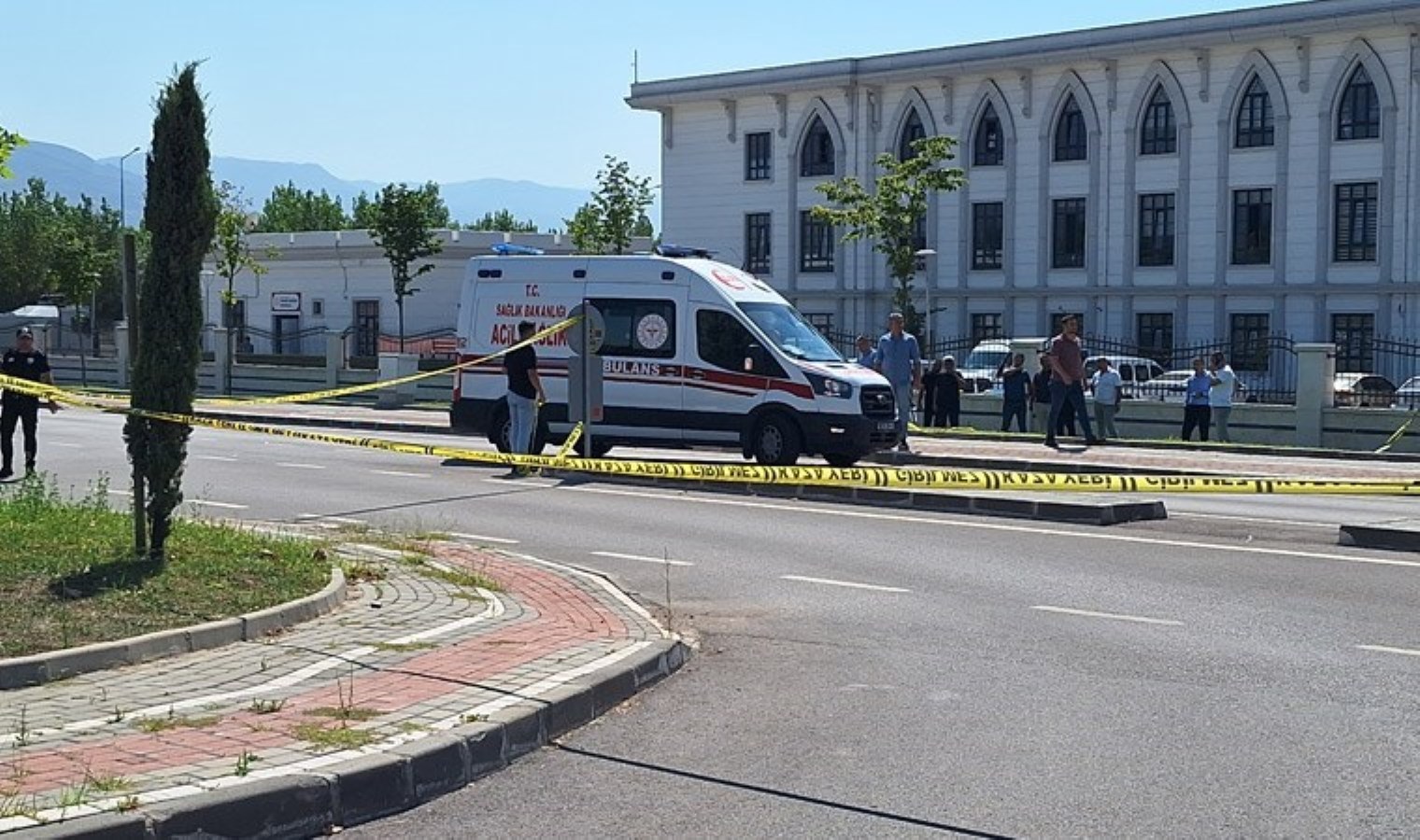 Emniyet’in otoparkında hareketli dakikalar: Polislere saldırmaya çalıştı, bacağından vuruldu!