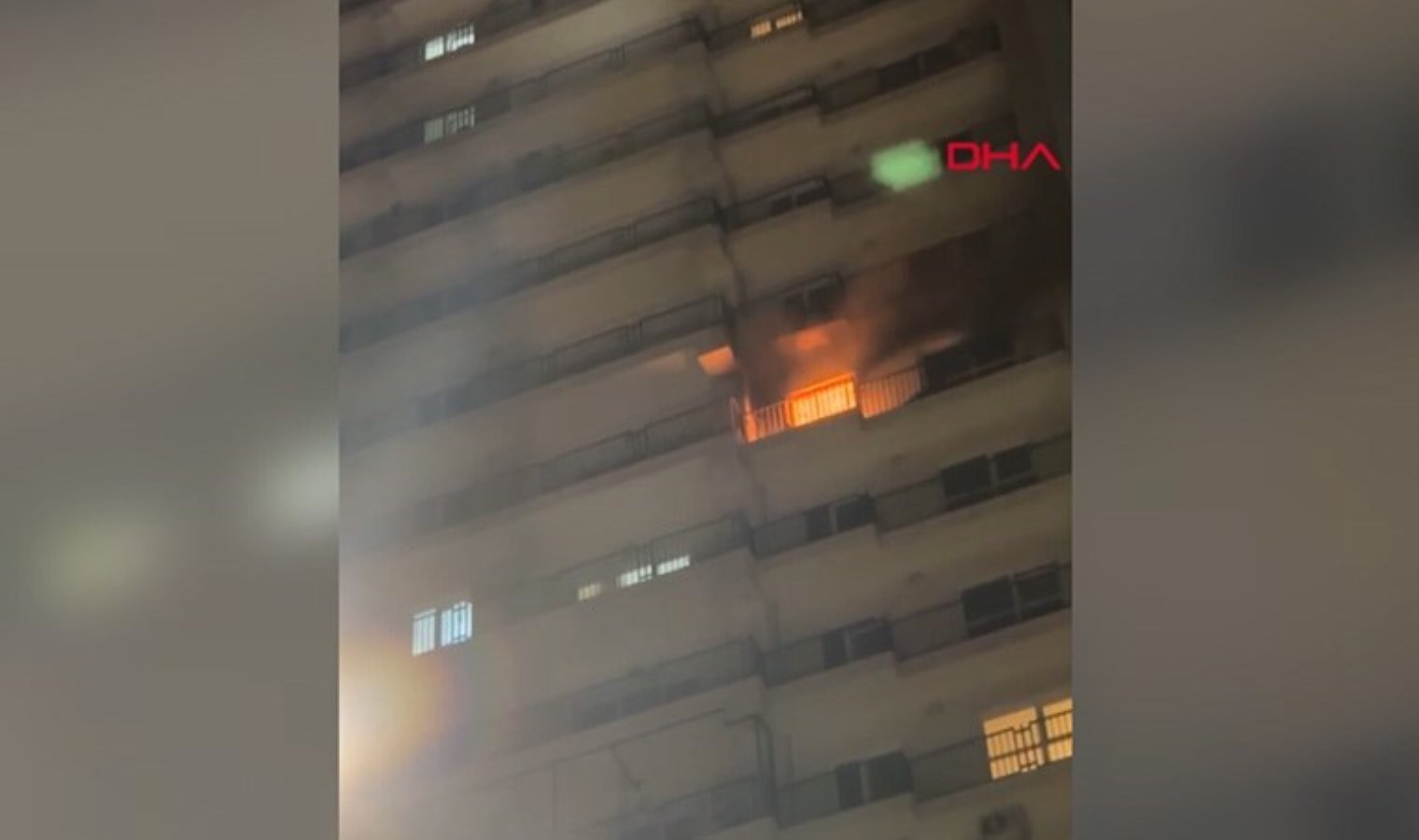 Esenyurt’ta 38 katlı binada korkutan yangın