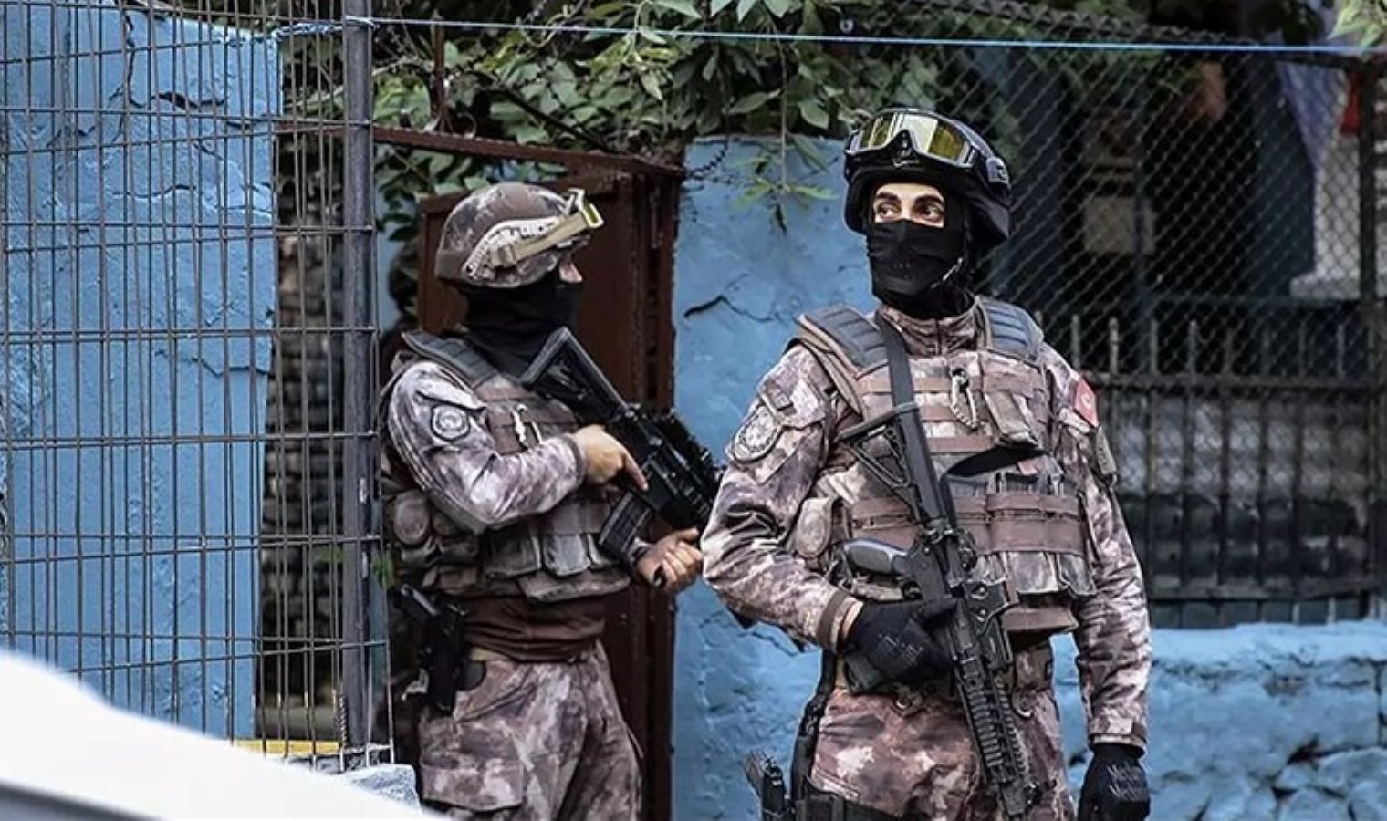 Esenyurt’ta ‘komşu’ arbedesi: Pompalı tüfekli saldırgana özel harekat müdahale etti