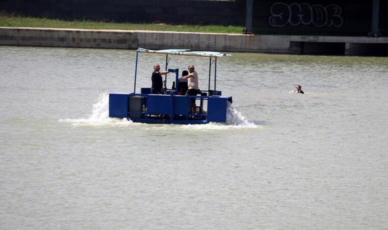 Eşiyle tartışıp çaya atladı