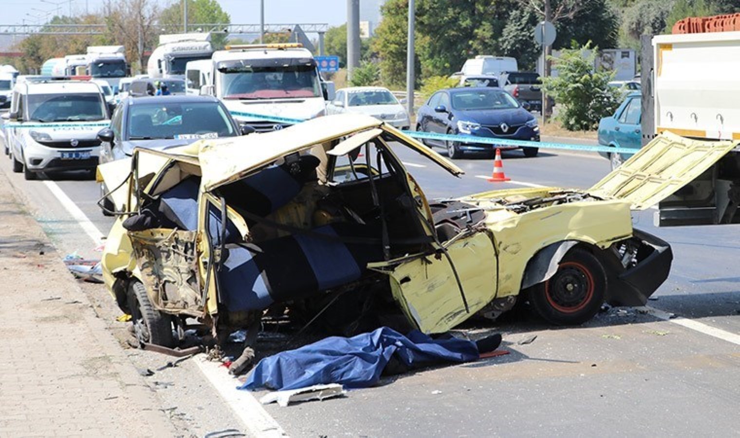 Eskişehir’de otomobil, ikiye bölündü; 1 ölü, 3 yaralı
