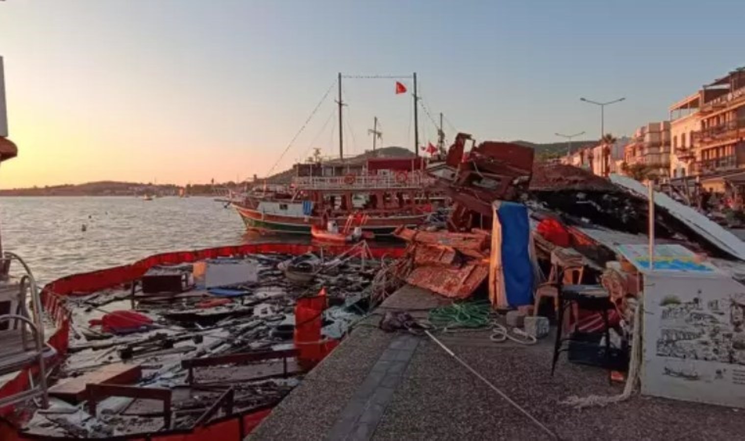 Foça Küçükdeniz Limanı’nda Tekne Batma Olayı