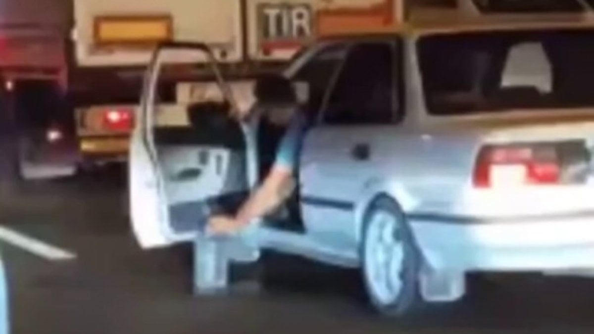 Gaziantep’te sıkışan trafikte abdestini bu türlü aldı