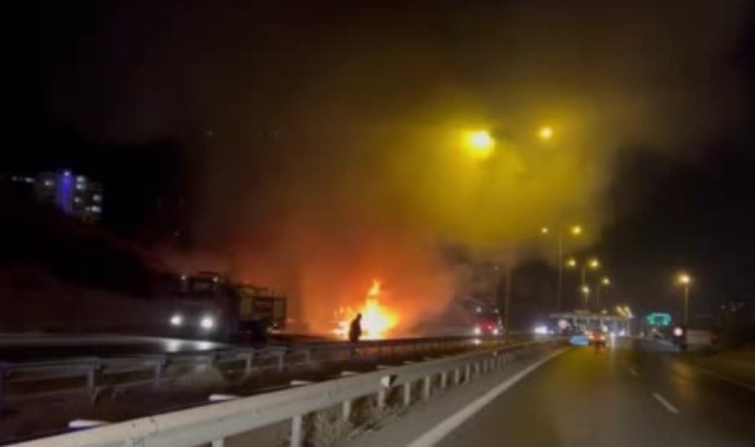 Gişe çıkışında çarpışan TIR’lar alev aldı: 1 ölü, 1 yaralı!