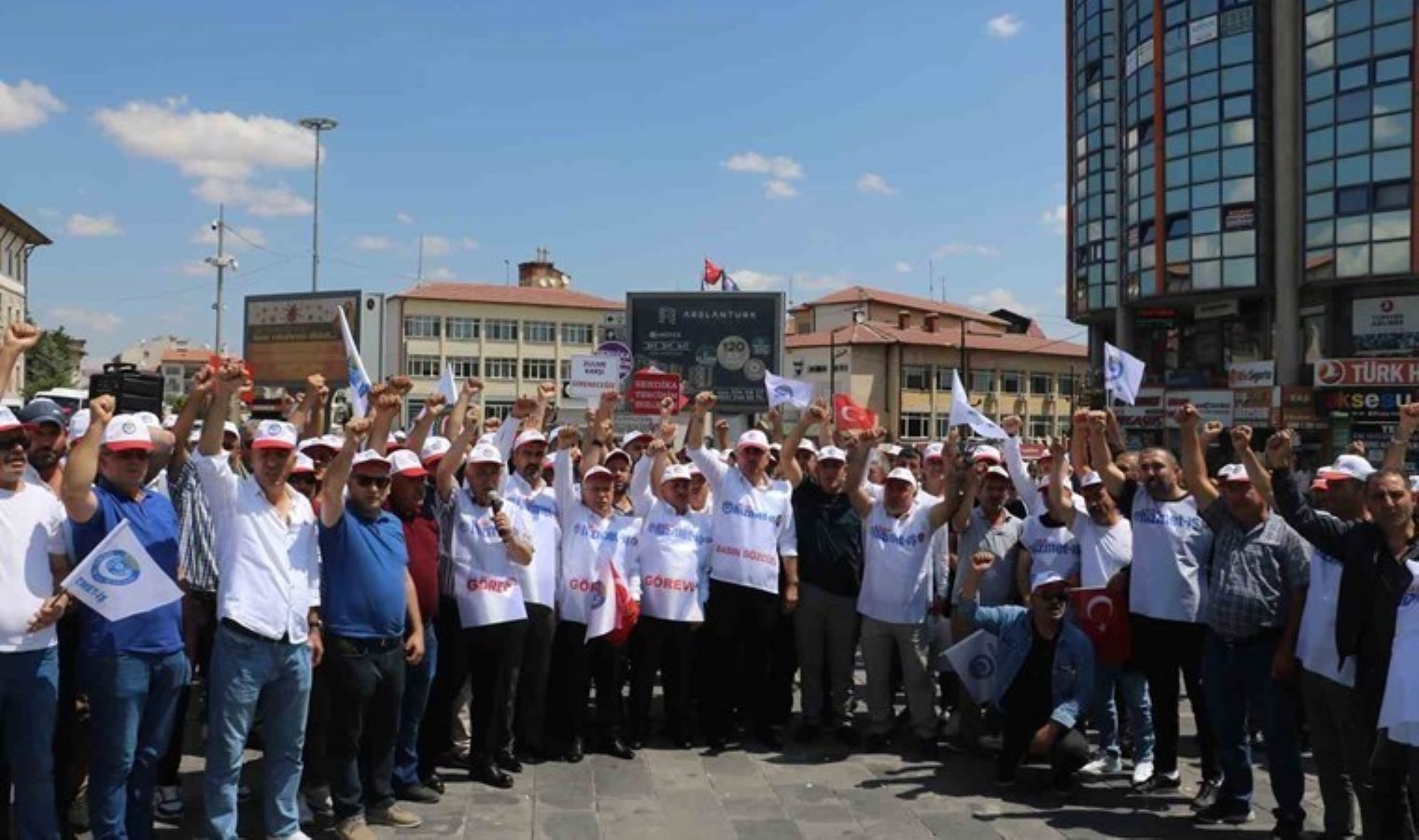 HAK-İŞ Konfederasyonu ‘Büyük Kayseri Buluşması’nda personellerle bir ortaya gelecek