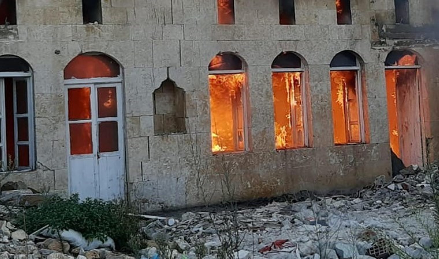 Hatay’da depremde ağır hasar alan 2 katlı bina yandı