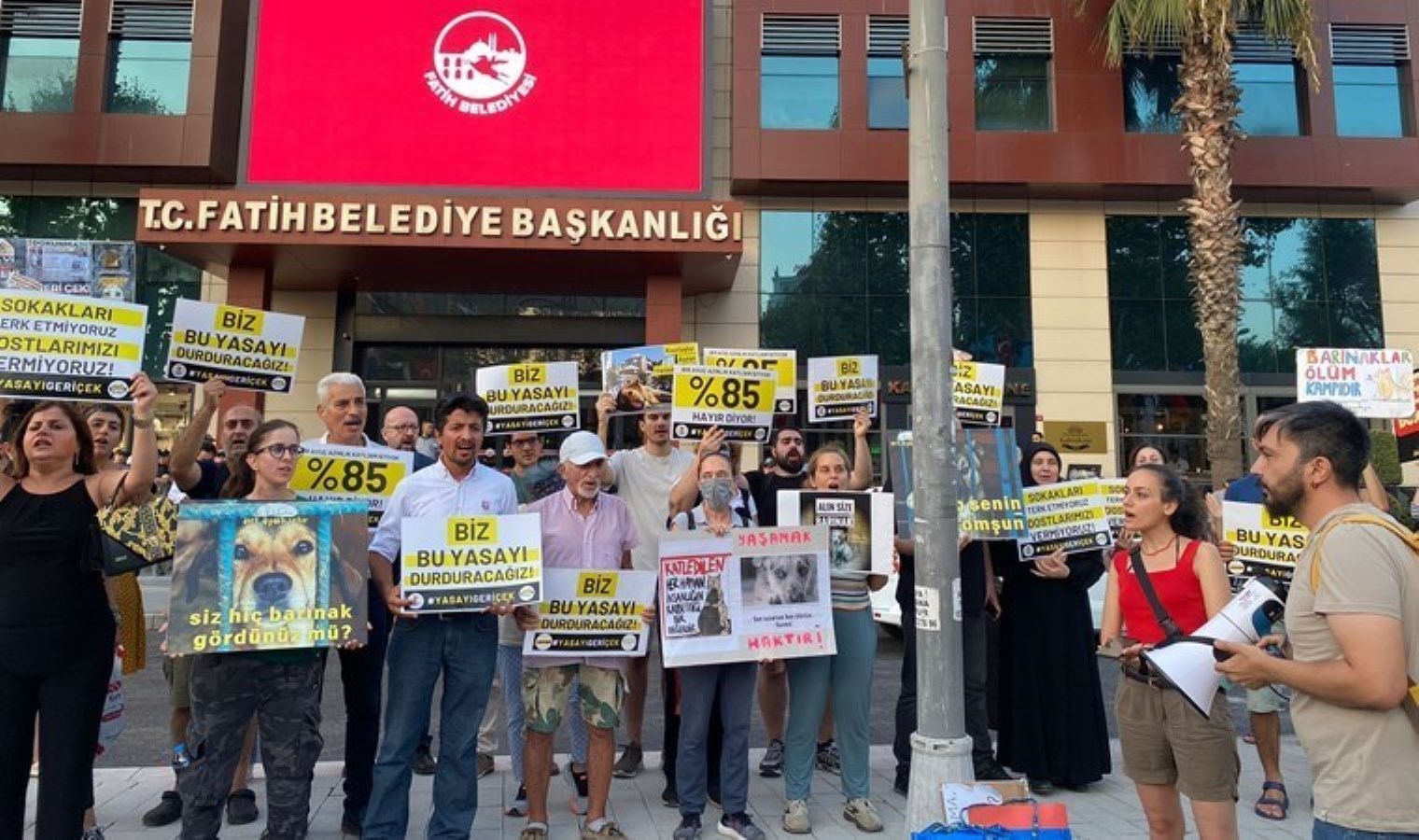 Hayvanseverlerden AKP’li Fatih Belediyesi’nin önünde protesto: ‘Bu maddeyi uygulatmayacağız’