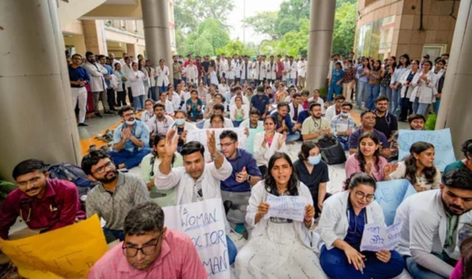 Hindistan’da Stajyer Doktorun Ölümü Üzerine Doktorlar Grevde