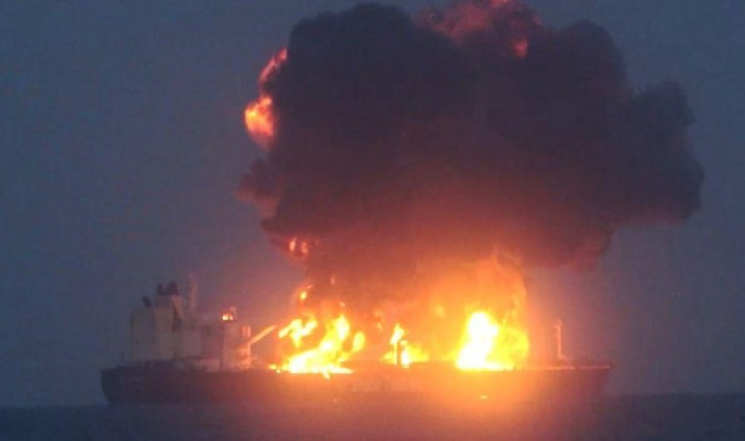 Husilerin Kızıldeniz’de vurduğu petrol tankeri beş gündür yanıyor: ‘Bir milyon varil petrol denize sızabilir’