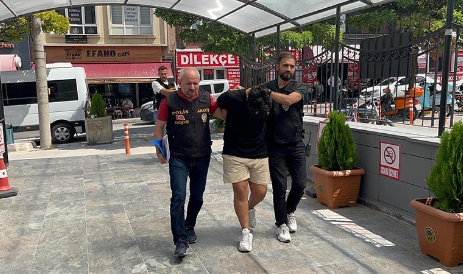 Husumetlisini sokak ortasında tabancayla vurup yaraladı