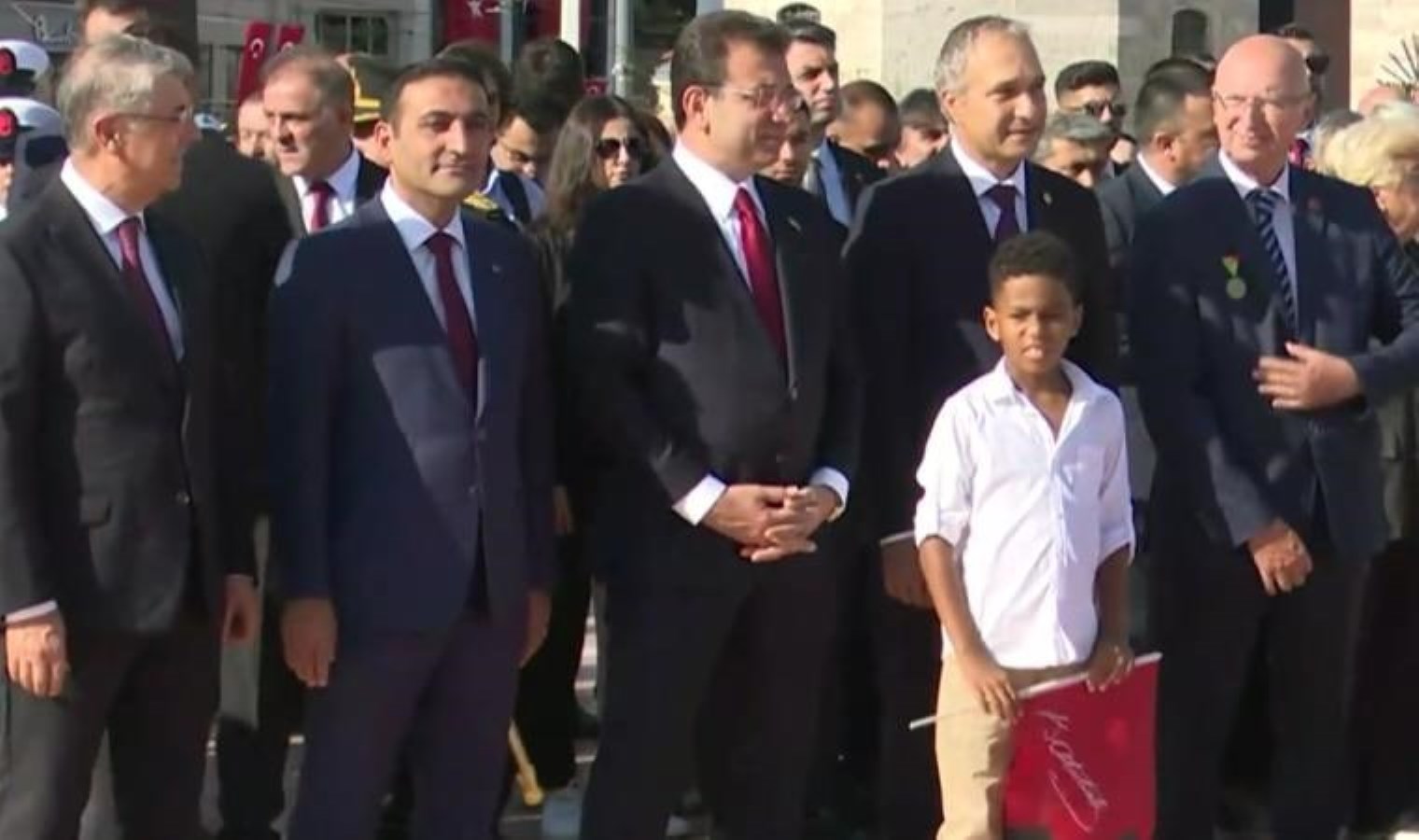 İBB Başkanı Ekrem İmamoğlu Taksim Cumhuriyet Anıtı’na çelenk bıraktı