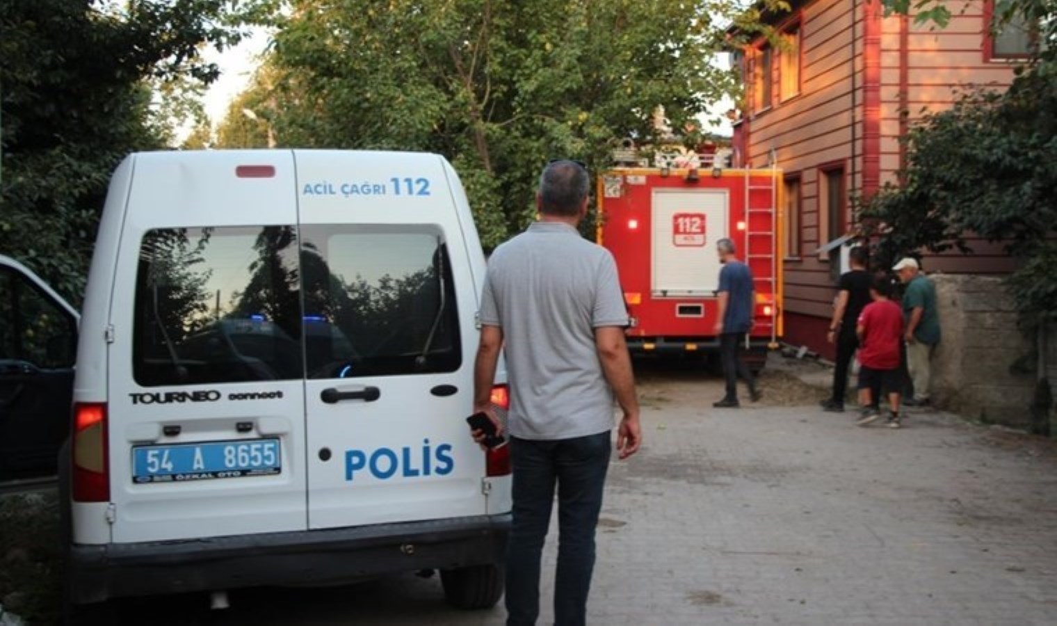 İki katlı meskende yangın çıktı: Müdahale eden bir kişi yaralandı