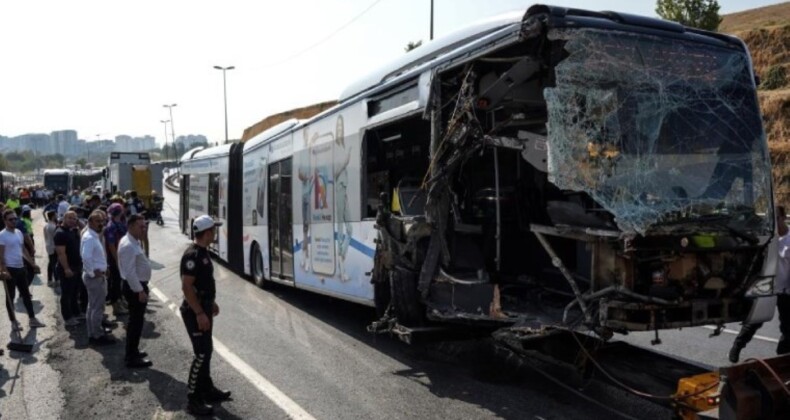 İki metrobüsün çarpışma anına ait görüntüler ortaya çıktı