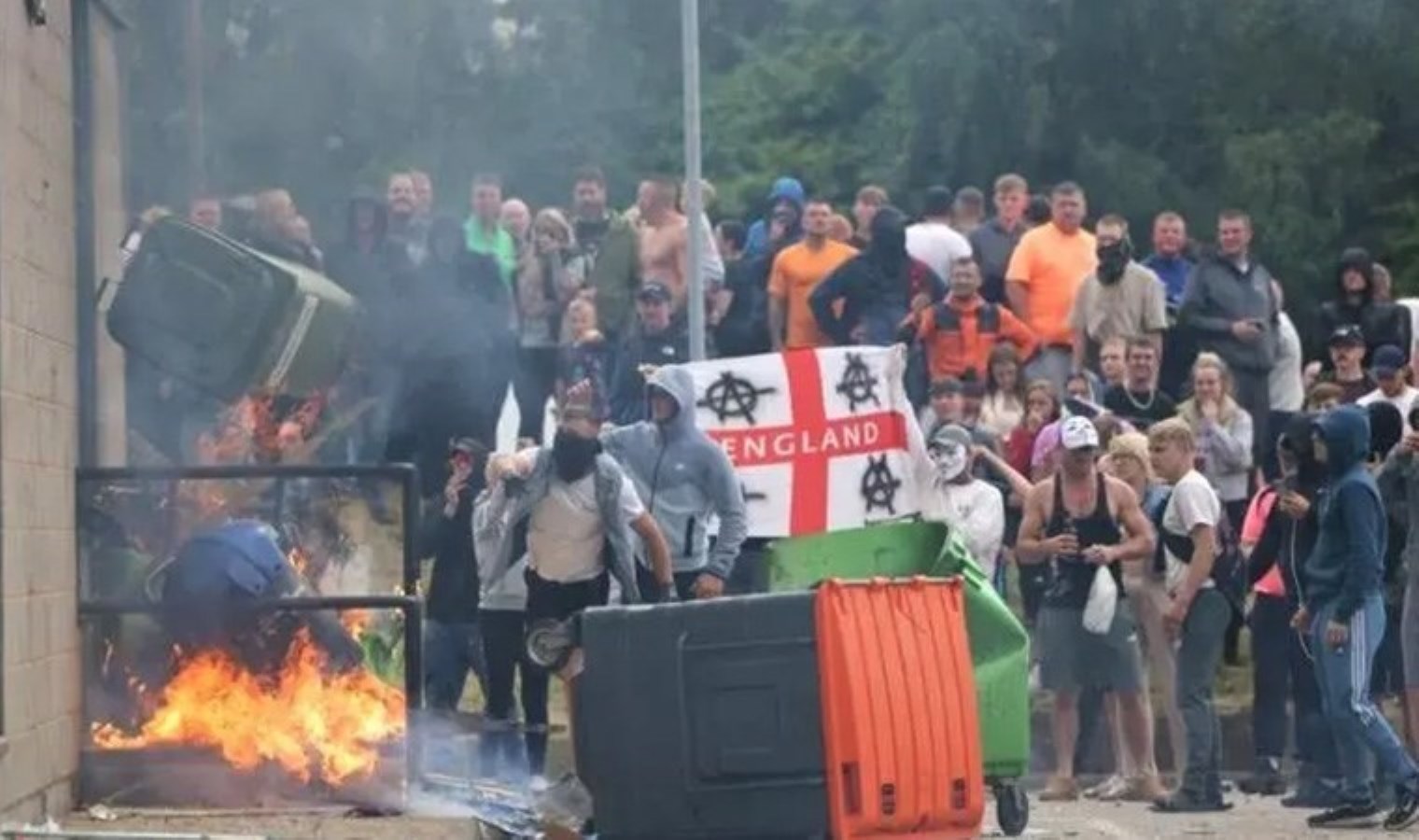 İngiltere’de Aşırı Sağcı Gösteriler ve Çatışmalar
