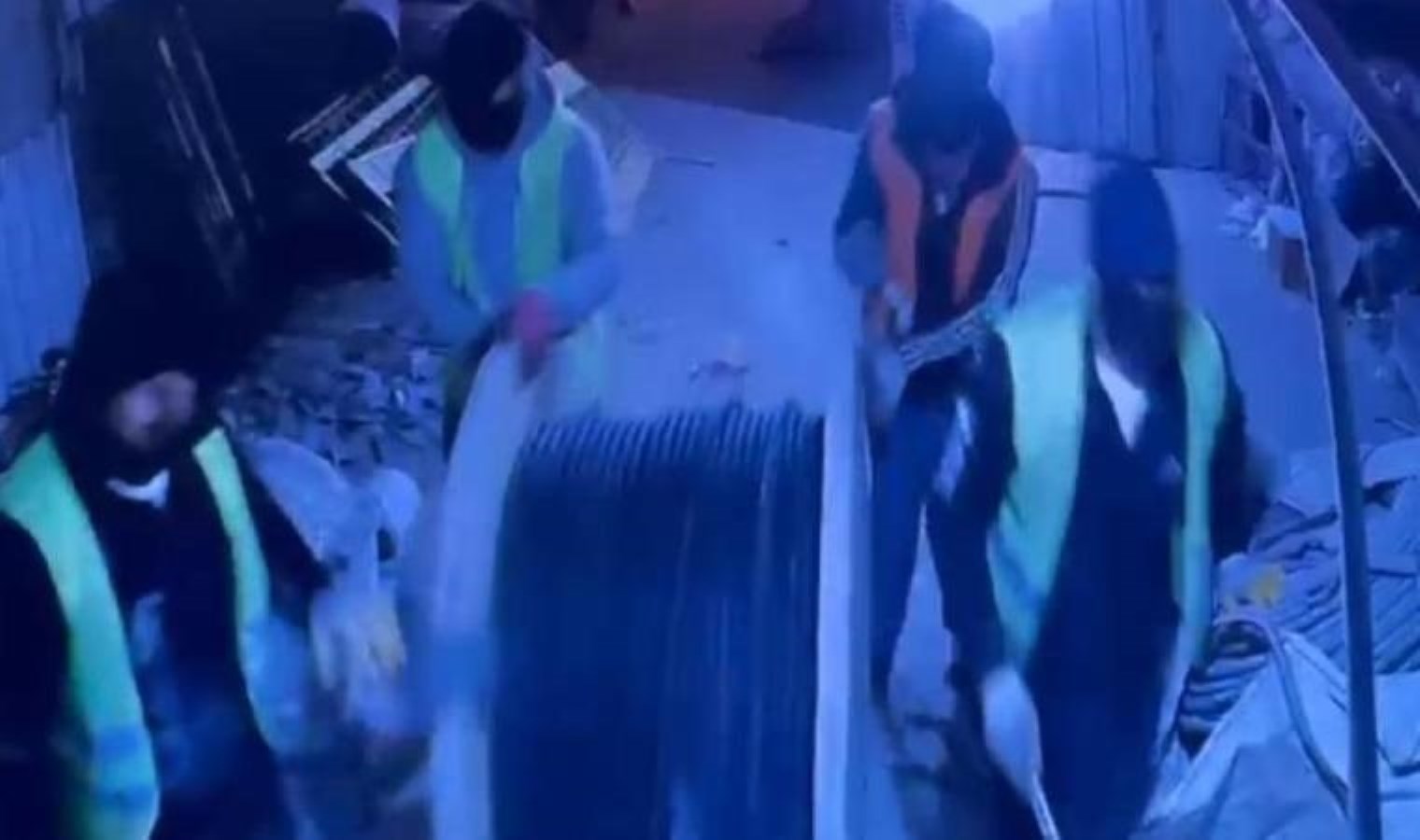 İnşaat görevlisini silahla rehin alan hırsızlar 800 bin liralık materyal çaldı