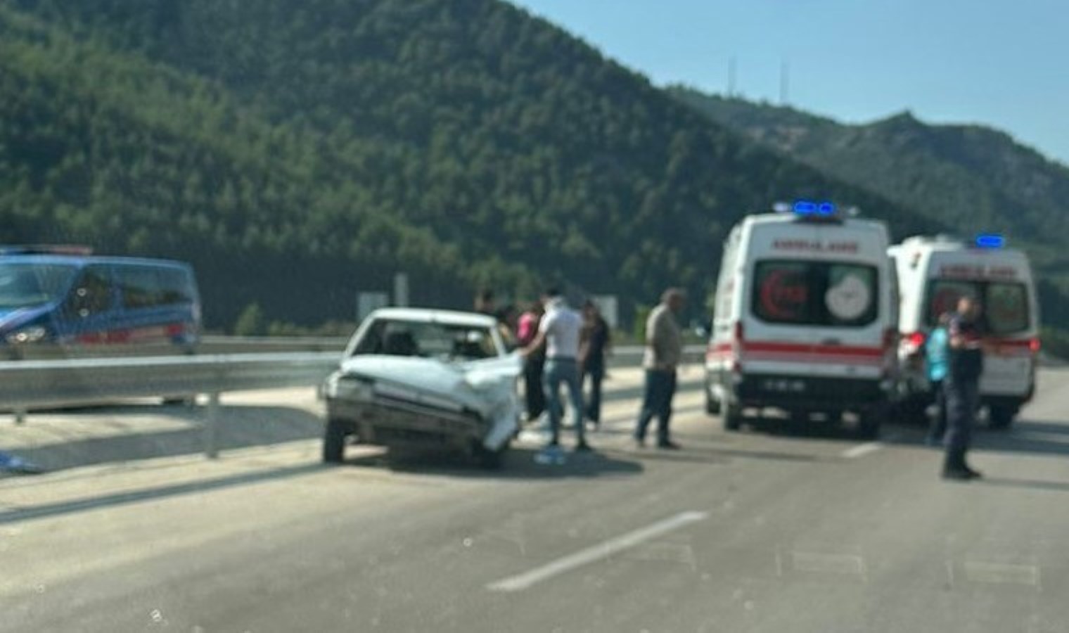 Isparta’da araba bariyerlere çarptı: 1’i bebek 4 yaralı