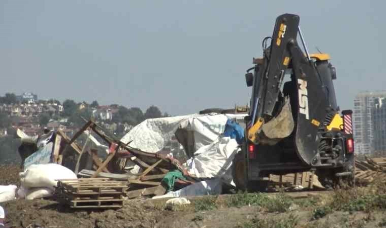 İstanbul Avcılar’da Kaçak Ahır ve Barakaların Yıkımı