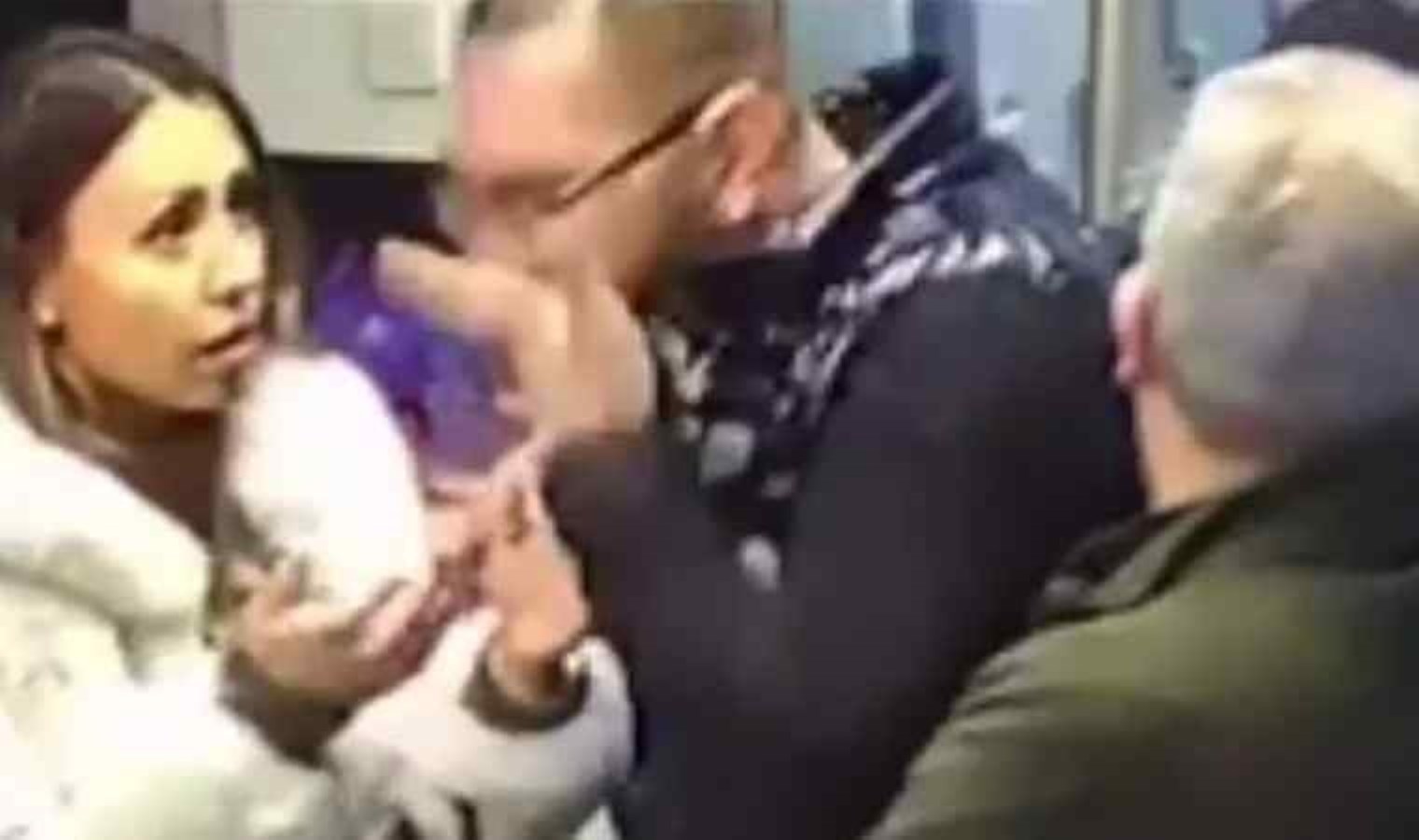 İstanbul Beyoğlu’nda Yarım Milyonluk Senedi Yutan Adam