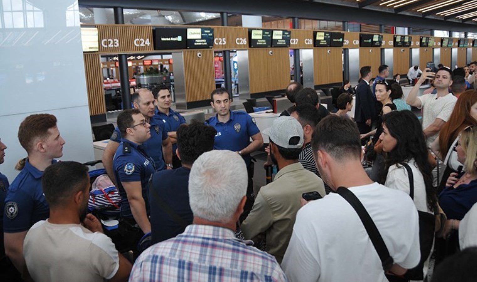İstanbul Havalimanı’nda hareketli anlar: İki gündür bekletilen yolcular firmaya tepki gösterdi!